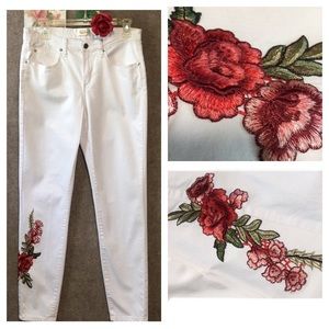 TRUE SLIM JEANS WHITE LG ROSE EMB MADE IN U.S.A